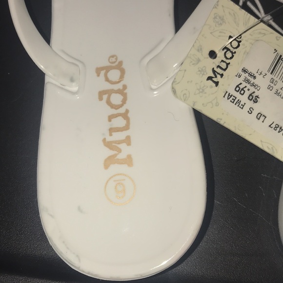 NWT Mudd White Gold Studded Bow Flat Sandals - size 6 Chic Summer - Picture 3 of 3